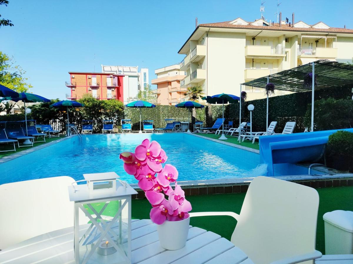 Club Hotel Residence Cesenatico Exterior photo